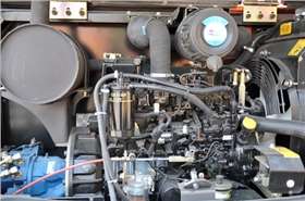 消息挖掘機(jī)發(fā)動(dòng)機(jī)艙