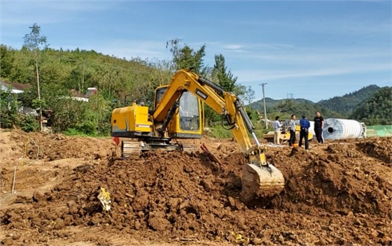 寶鼎小型挖掘機(jī)作業(yè)現(xiàn)場(chǎng)