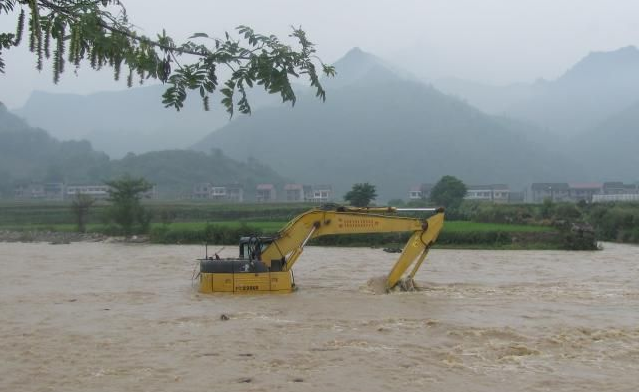 挖掘機(jī)被水淹