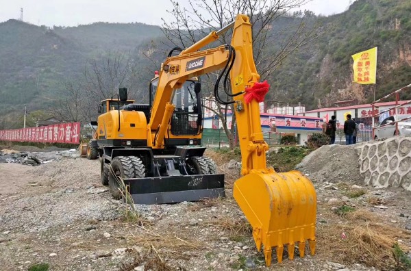 輪式挖掘機(jī)