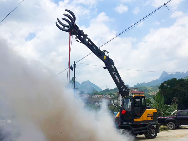 寶鼎抓木機(jī)廠家95車型交車現(xiàn)場(chǎng).jpg