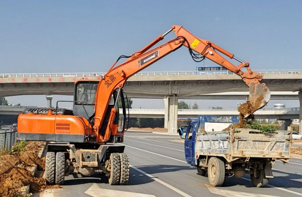 國(guó)產(chǎn)輪式挖掘機(jī)80車(chē)型.jpg