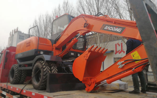 寶鼎輪式挖掘機(jī)80車型.jpg