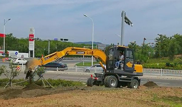 寶鼎80輪式挖掘機(jī).jpg
