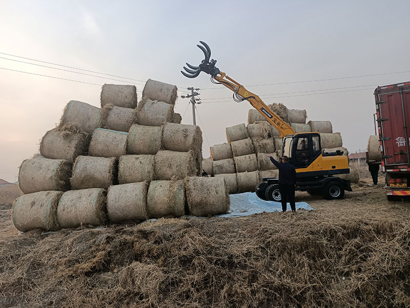 寶鼎抓草機(jī)，高效作業(yè)裝卸干草垛