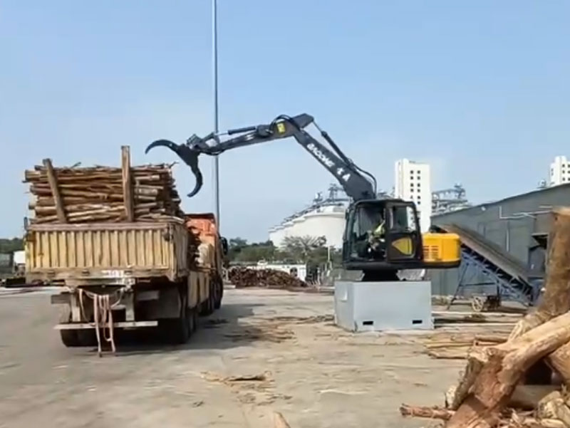 寶鼎固定式電動抓木機，木材廠裝卸工具